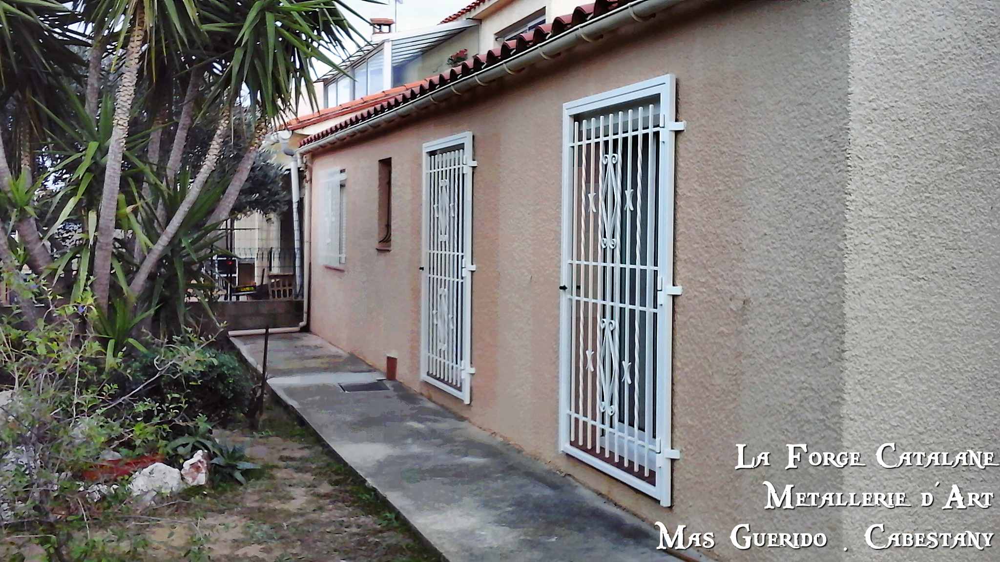 grille protection articulee barreaudage volutes thermolaquage blanc forge catalane.jpg